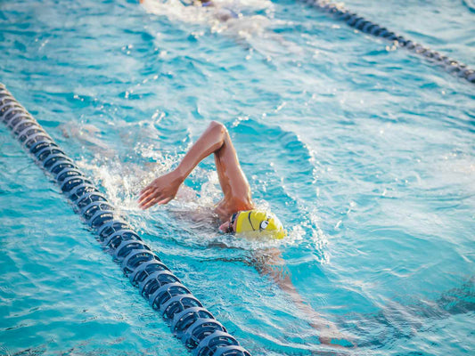 Effects of chlorine water in the swimming pool on your hair and skin